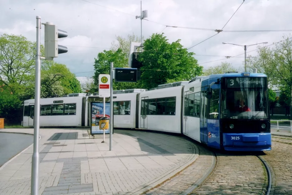 Bremen Straßenbahnlinie 3 mit Niederflurgelenkwagen 3025 am Weserwehr (2005)