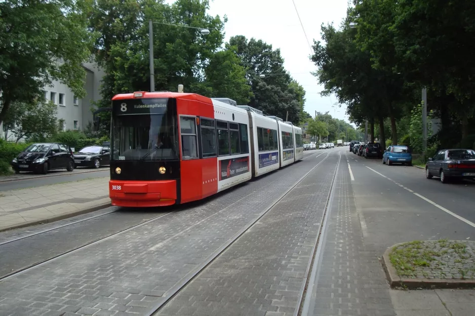 Bremen Straßenbahnlinie 8 mit Niederflurgelenkwagen 3038 am Busestr. (2009)