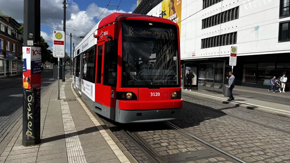 Bremen Straßenbahnlinie 8 mit Niederflurgelenkwagen 3120 am Domsheide (2022)