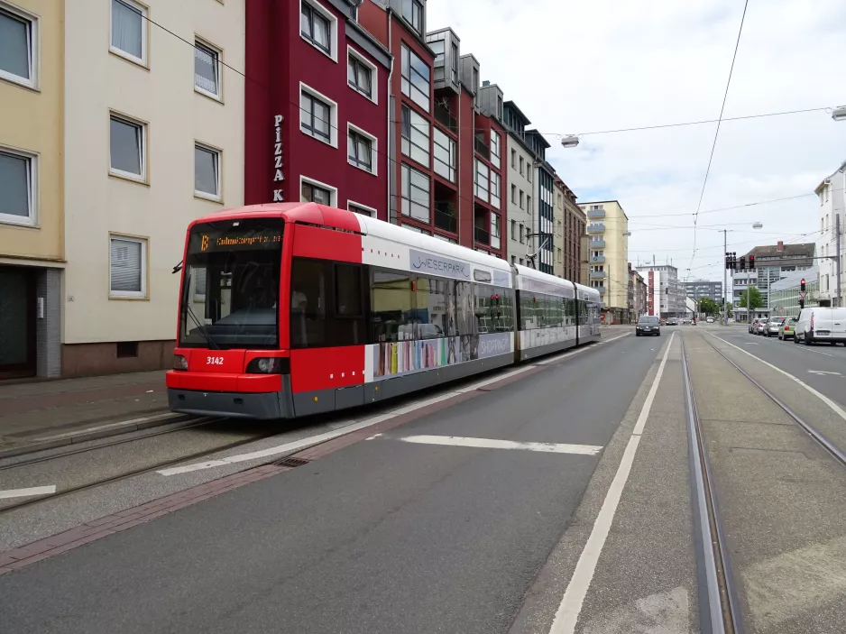 Bremen Straßenbahnlinie 8 mit Niederflurgelenkwagen 3142 am Westerstraße (2017)