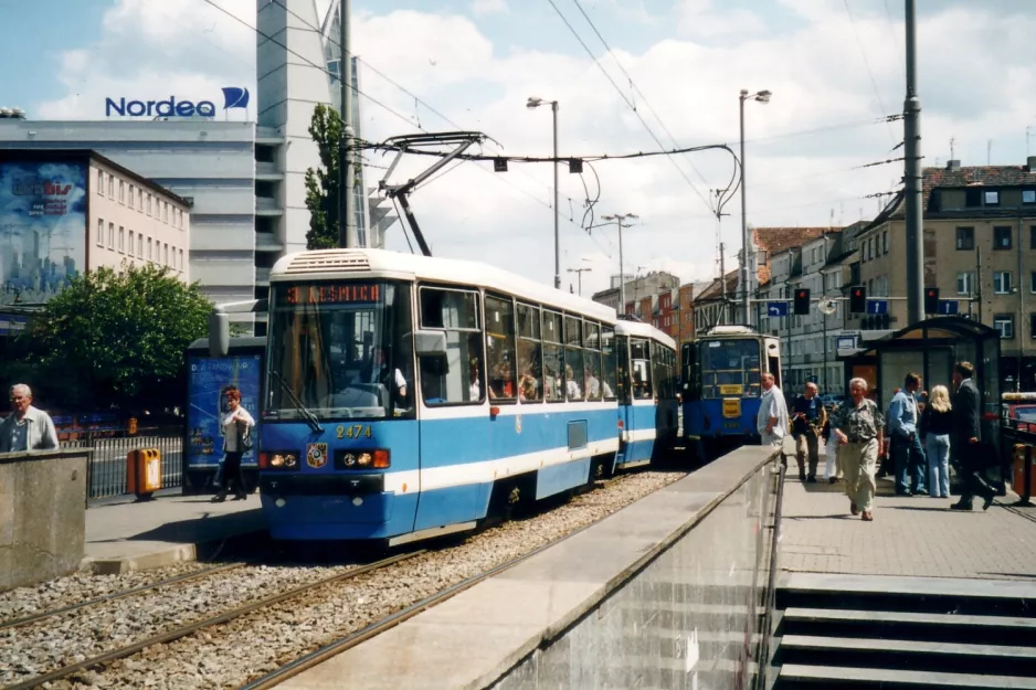 Breslau Straßenbahnlinie 3 mit Triebwagen 2474 am Świdnicka (2004)