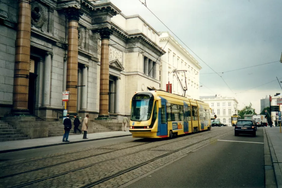 Brüssel Niederflurgelenkwagen 2051 am Royale/Koning (2002)