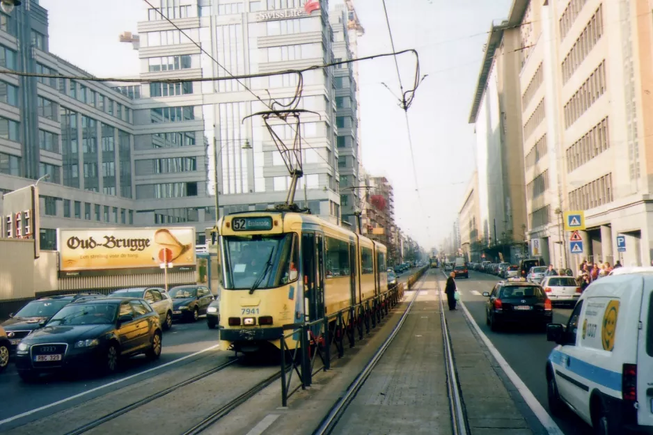 Brüssel Straßenbahnlinie 52 mit Gelenkwagen 7941 nahe bei Gade du Midi / Zuidstation (2007)