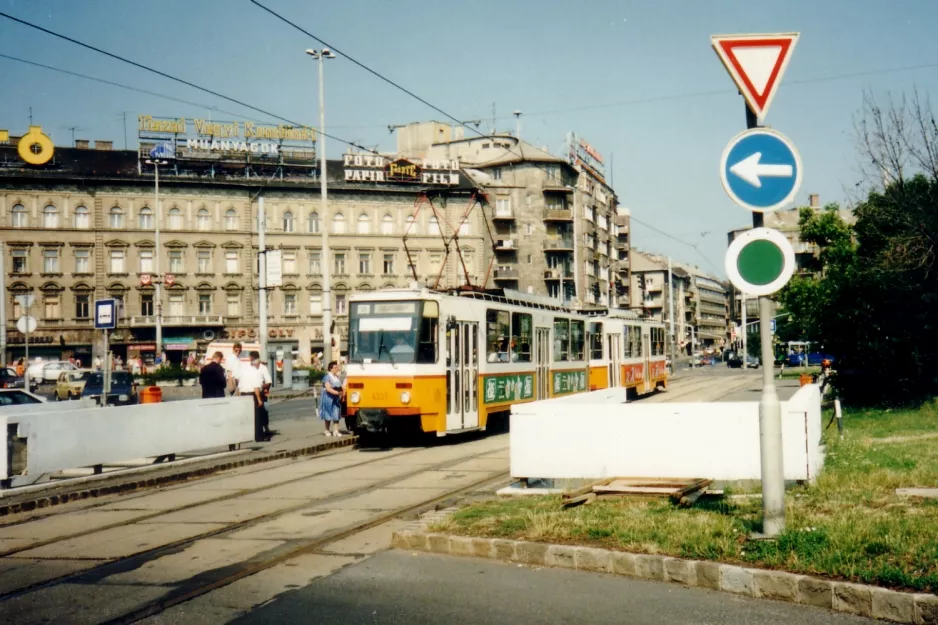 Budapest Straßenbahnlinie 18 mit Triebwagen 4332 am Déli Pályaudvar M (1994)