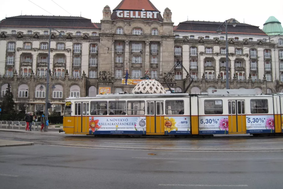 Budapest Straßenbahnlinie 19 mit Gelenkwagen 1400 am Szent Gellért tér - Műegyetem M (2013)