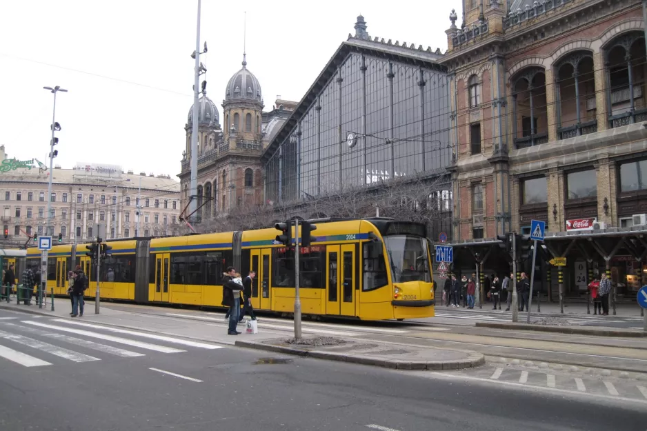 Budapest Straßenbahnlinie 4 mit Niederflurgelenkwagen 2004 am Nyugati pályaudvar M (2013)