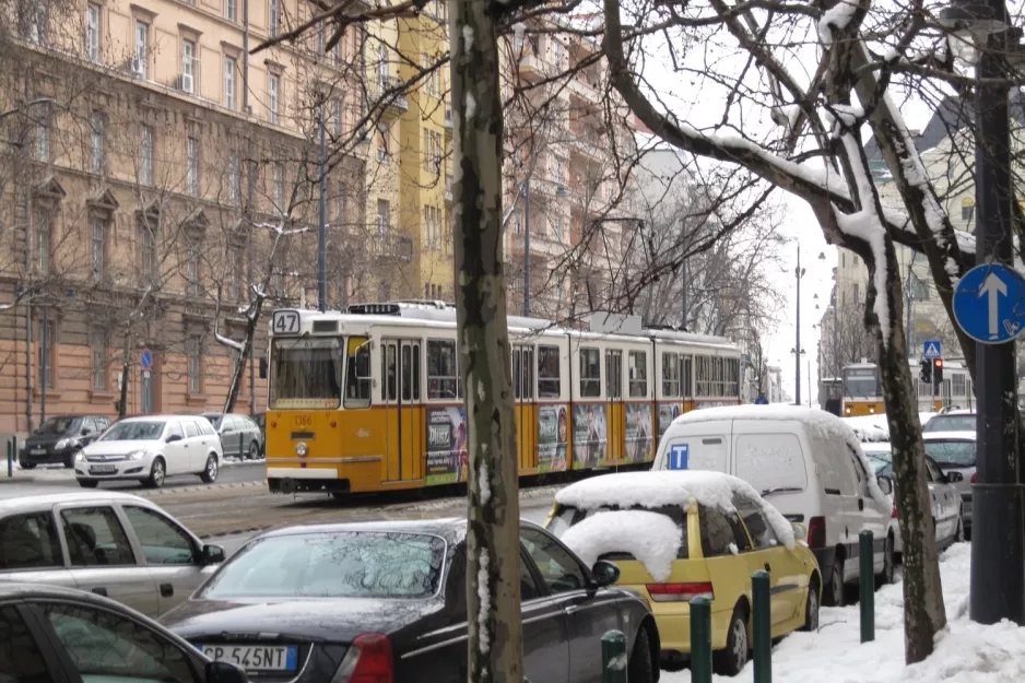 Budapest Straßenbahnlinie 47 mit Gelenkwagen 1366nah Gárdonyi tér (2013)