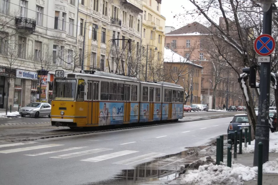 Budapest Straßenbahnlinie 49 mit Gelenkwagen 1477nah Móricz Zsigmond körtér (2013)