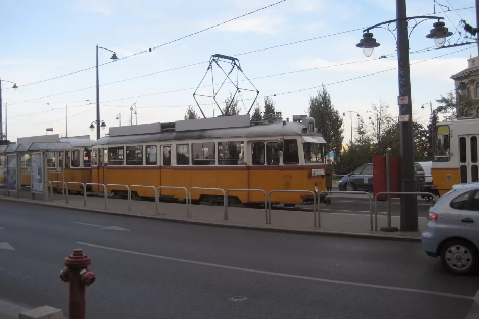 Budapest Straßenbahnlinie 49 mit Triebwagen 3396 am Szent Gellért tér - Műegyetem M (2006)