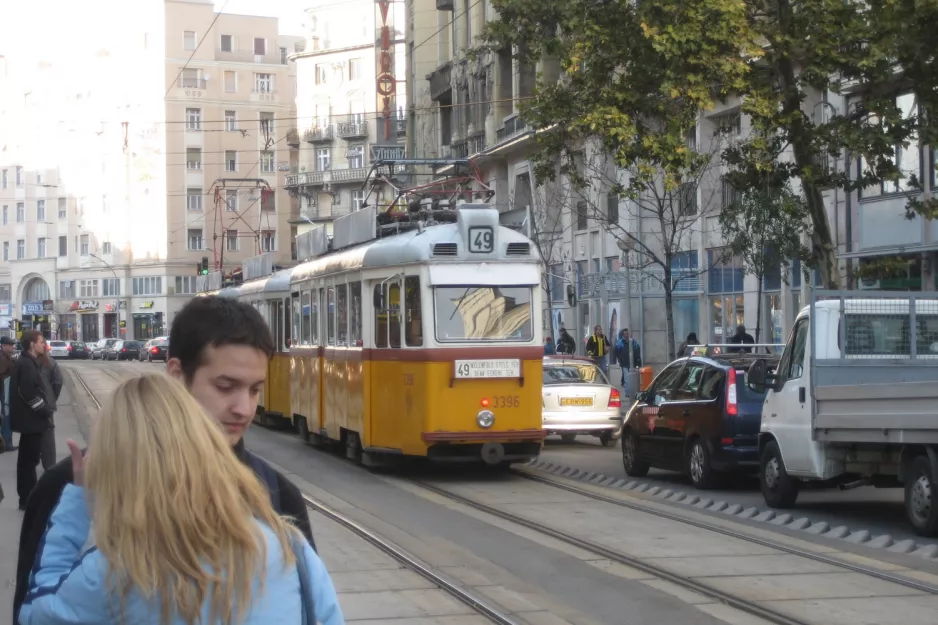 Budapest Straßenbahnlinie 49 mit Triebwagen 3396 auf Róbert Károly körút (2006)