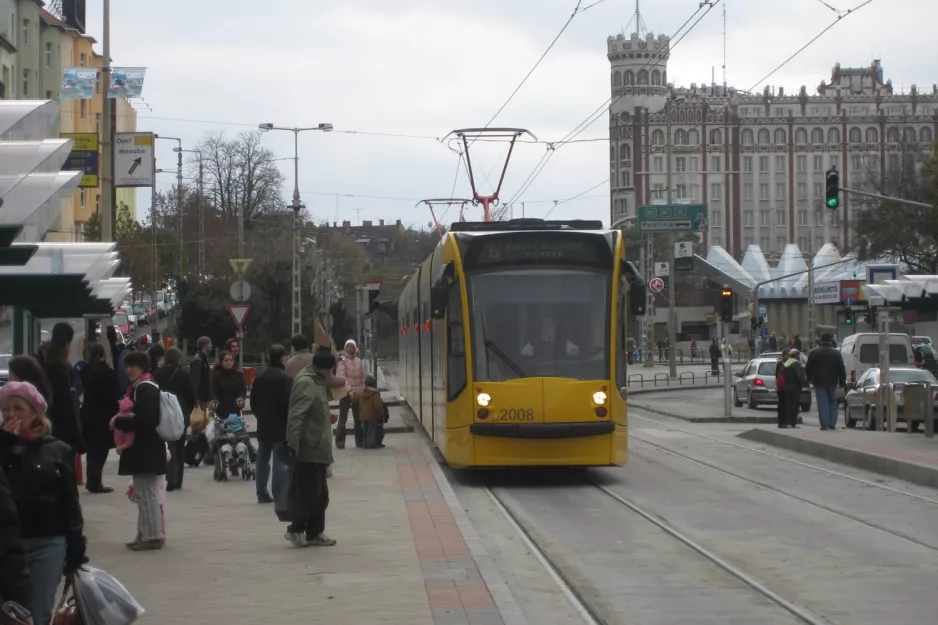 Budapest Straßenbahnlinie 6 mit Niederflurgelenkwagen 2008 am Széll Kálmán tér (2006)