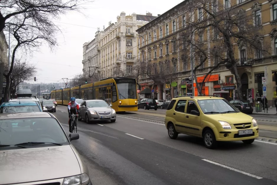 Budapest Straßenbahnlinie 6 mit Niederflurgelenkwagen 2008 auf Szent István körút (2013)