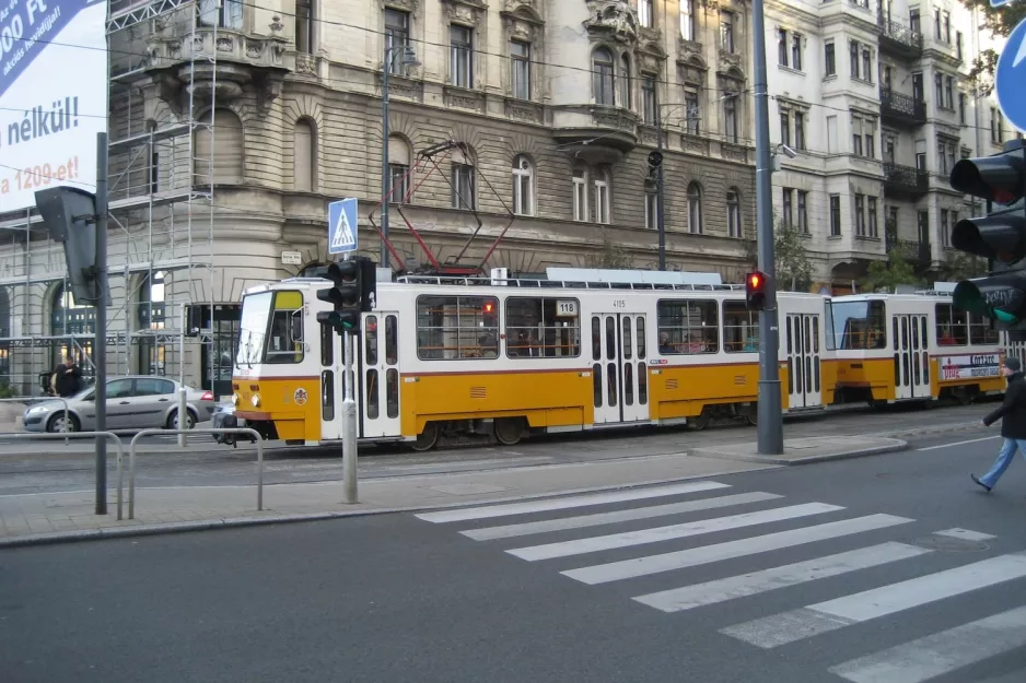 Budapest Zusätzliche Linie 118 mit Triebwagen 4105 auf Róbert Károly körút (2006)