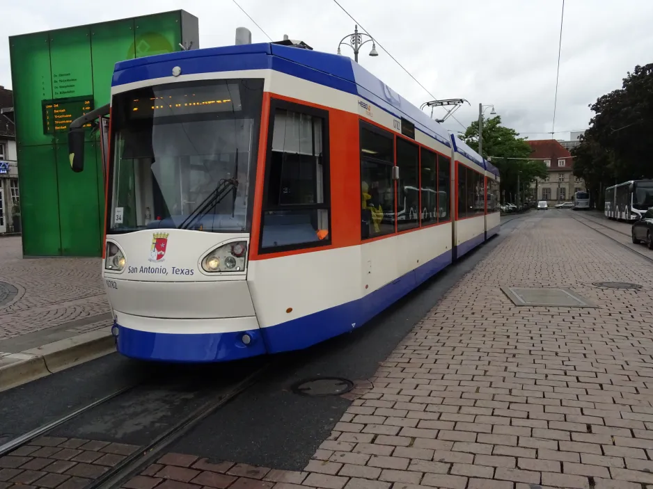 Darmstadt Zusätzliche Linie 2 mit Niederflurgelenkwagen 0782 "San Antonio, Texas" am Hauptbahnhof (2024)