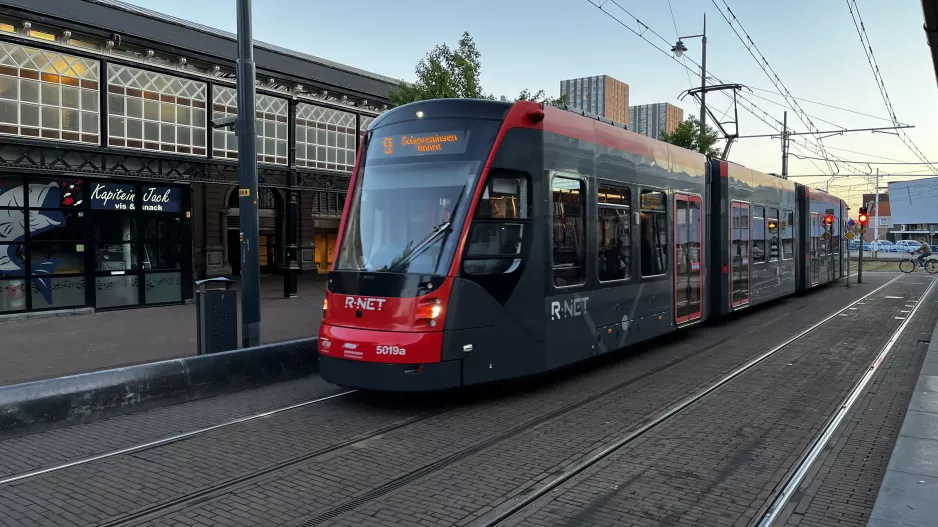 Den Haag Straßenbahnlinie 9 mit Niederflurgelenkwagen 5019 am Station Hollands Spoor (2022)