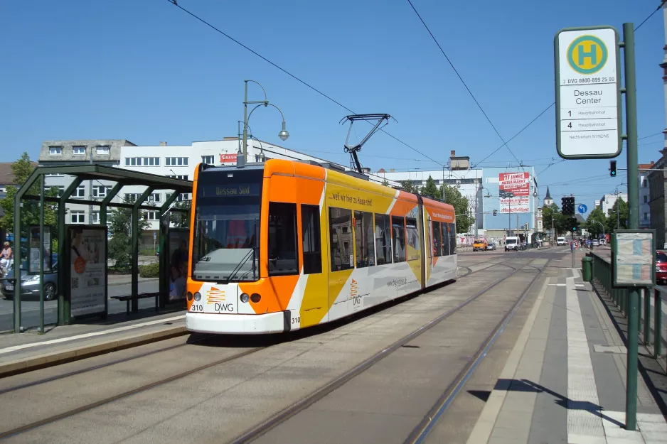 Dessau Straßenbahnlinie 1 mit Niederflurgelenkwagen 310 am Dessau Center (2015)