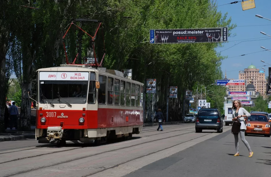 Donezk Straßenbahnlinie 1 mit Triebwagen 3007nah Moskva Mall (2011)