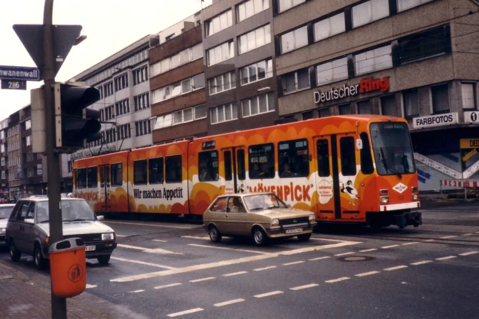 Dortmund Straßenbahnlinie 406 mit Gelenkwagen 133 auf Brüderweg (1988)