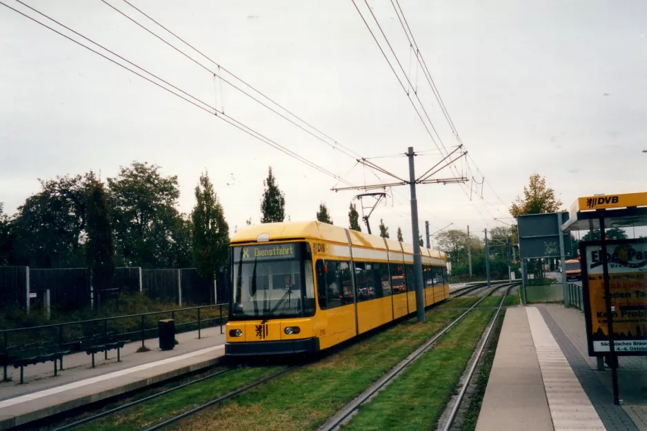 Dresden Niederflurgelenkwagen 2719 am Semmelweisstr. (2002)