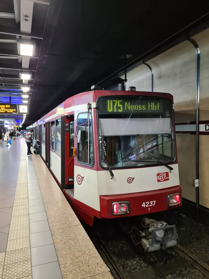 Düsseldorf Regionallinie U75 mit Gelenkwagen 4237 am D-Steinstraße U (2022)