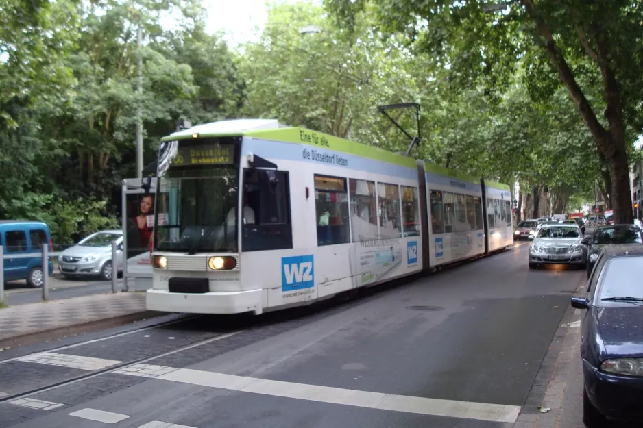 Düsseldorf Straßenbahnlinie 706 mit Niederflurgelenkwagen 2140 am Scnillerplatz (2010)