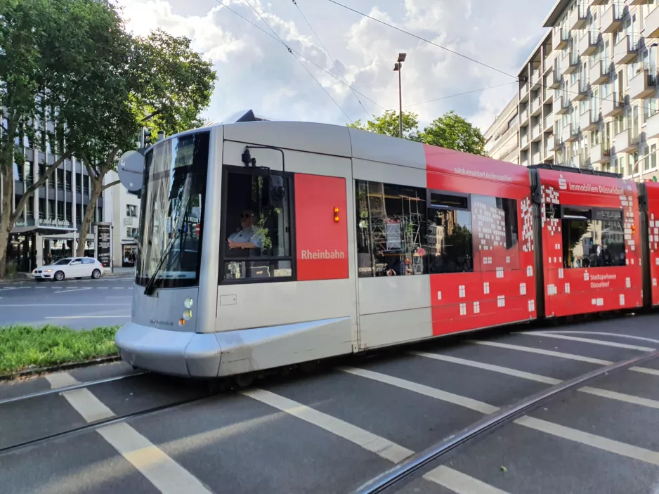 Düsseldorf Straßenbahnlinie 707 mit Niederflurgelenkwagen 2030 vor Hauptbahnhof (2020)