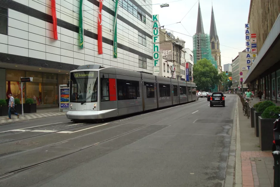 Düsseldorf Straßenbahnlinie 707 mit Niederflurgelenkwagen 2036 am Jacobistraße (2010)