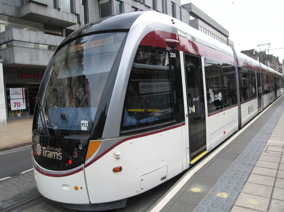 Edinburgh Straßenbahnlinie mit Niederflurgelenkwagen 256 am Princes Street (2015)