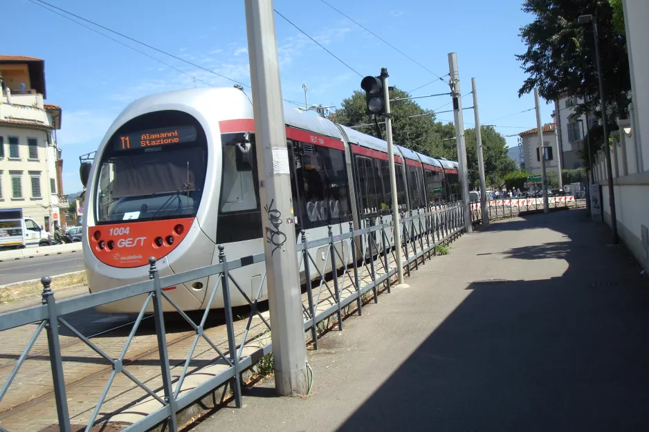 Florenz Straßenbahnlinie T1 mit Niederflurgelenkwagen 1004nah Rosselli (2016)