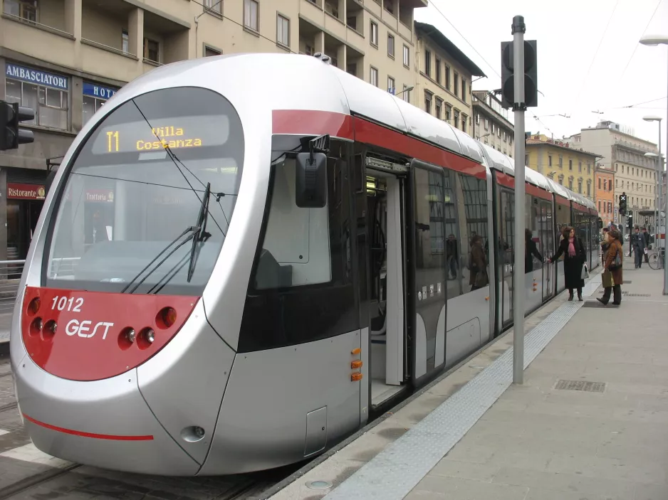 Florenz Straßenbahnlinie T1 mit Niederflurgelenkwagen 1012 draußen Alamanni - Stazione (2010)