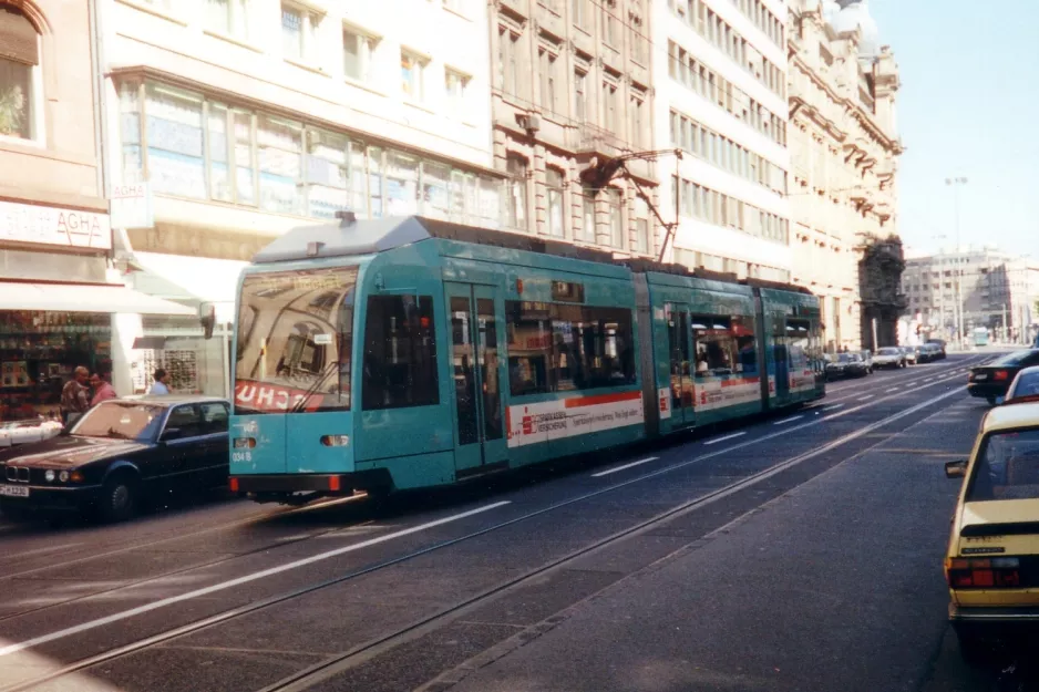 Frankfurt am Main Straßenbahnlinie 11 mit Niederflurgelenkwagen 034 am Weserstr. / Münchener Str. (1999)