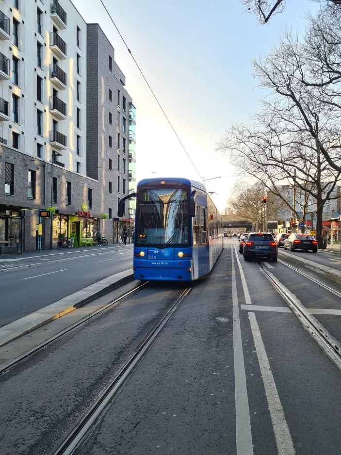 Frankfurt am Main Straßenbahnlinie 11 mit Niederflurgelenkwagen 233nah Ostbahnhof/Honsellstraße (2022)