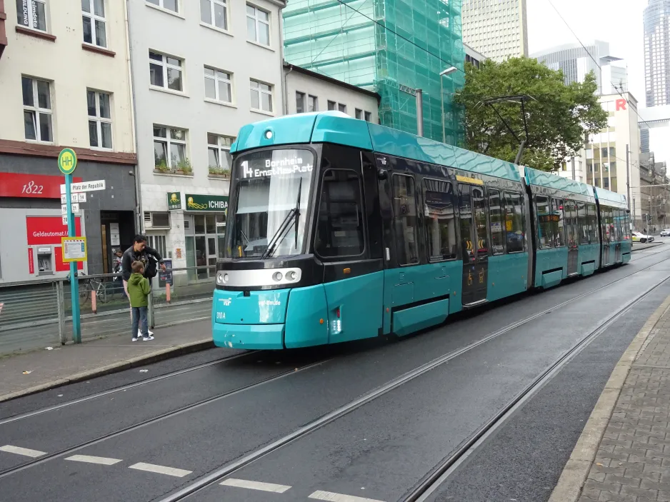 Frankfurt am Main Straßenbahnlinie 14 mit Niederflurgelenkwagen 310 am Platz der Republik (2024)