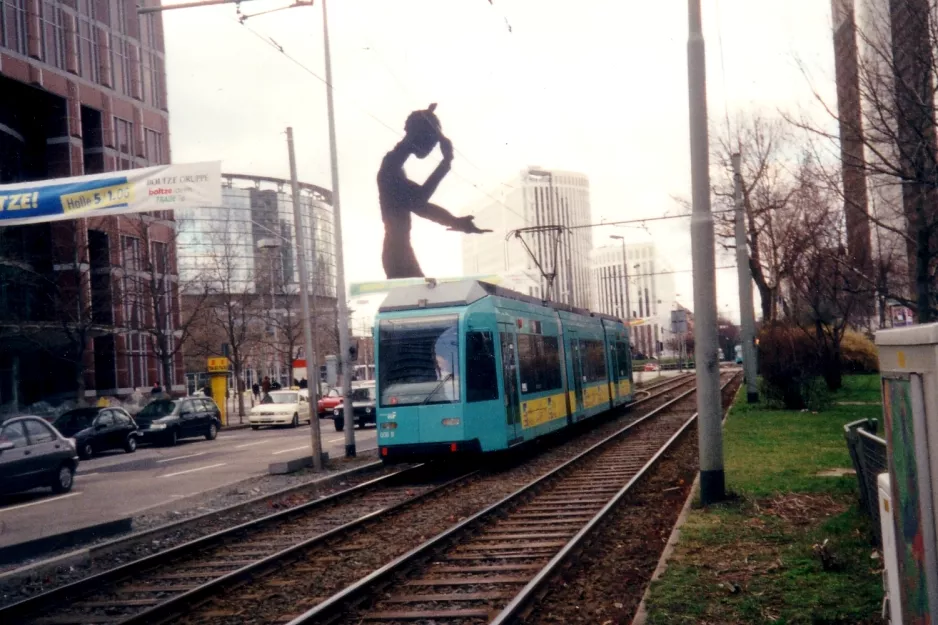 Frankfurt am Main Straßenbahnlinie 16 mit Niederflurgelenkwagen 006 nahe bei Festhalle / Messe (2000)