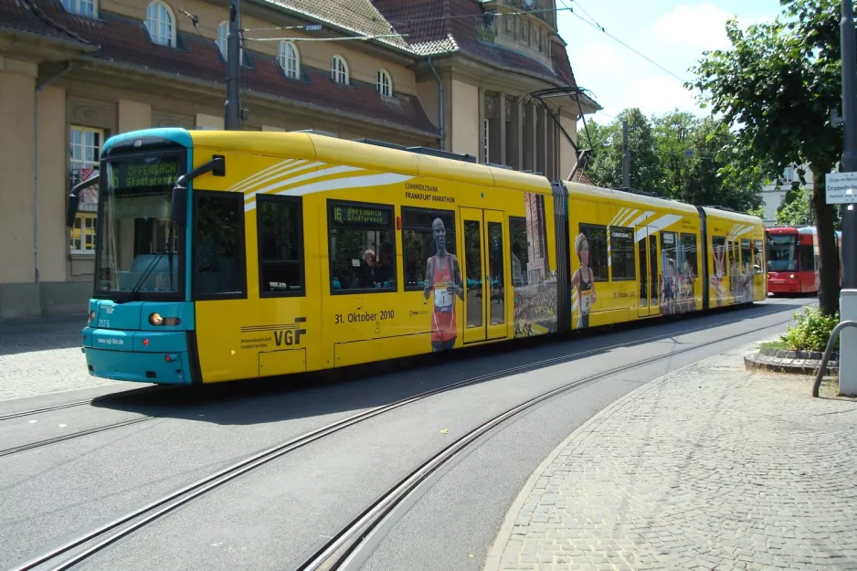 Frankfurt am Main Straßenbahnlinie 16 mit Niederflurgelenkwagen 217 am Südbahnhof (2010)