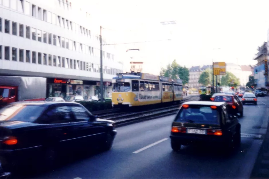 Frankfurt am Main Straßenbahnlinie 21 mit Gelenkwagen 822nah Hauptbahnhof (1991)