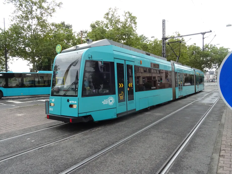 Frankfurt am Main Straßenbahnlinie 21 mit Niederflurgelenkwagen 026 "Tel Aviv" am Niederräder Landstraße (2024)