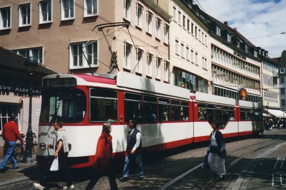 Freiburg im Breisgau Straßenbahnlinie 1 mit Gelenkwagen 227nah Bertoldsbrunne (2003)