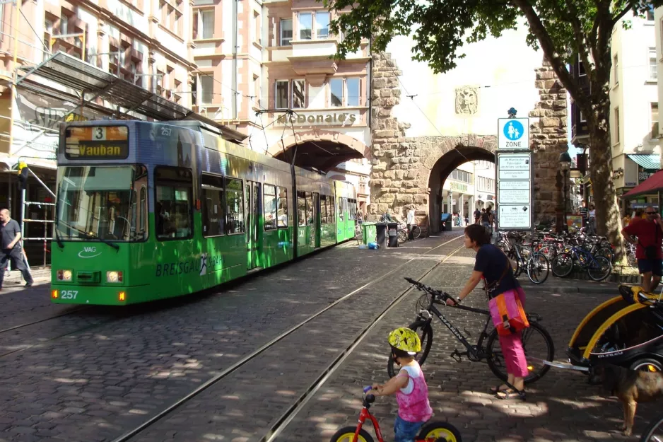 Freiburg im Breisgau Straßenbahnlinie 3 mit Gelenkwagen 257 im Martinstor (2008)