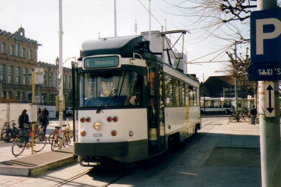 Gent Straßenbahnlinie 4 mit Triebwagen 6214 am Gent Sint-Pieters (2007)