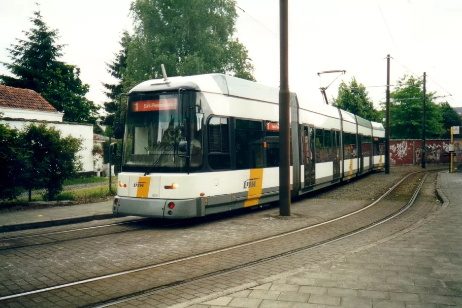 Gent Straßenbahnlinie T1 mit Niederflurgelenkwagen 6311nah Francisco Ferrerlaan (2002)