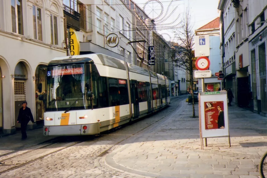 Gent Straßenbahnlinie T1 mit Niederflurgelenkwagen 6322 auf Veldstraat (2007)