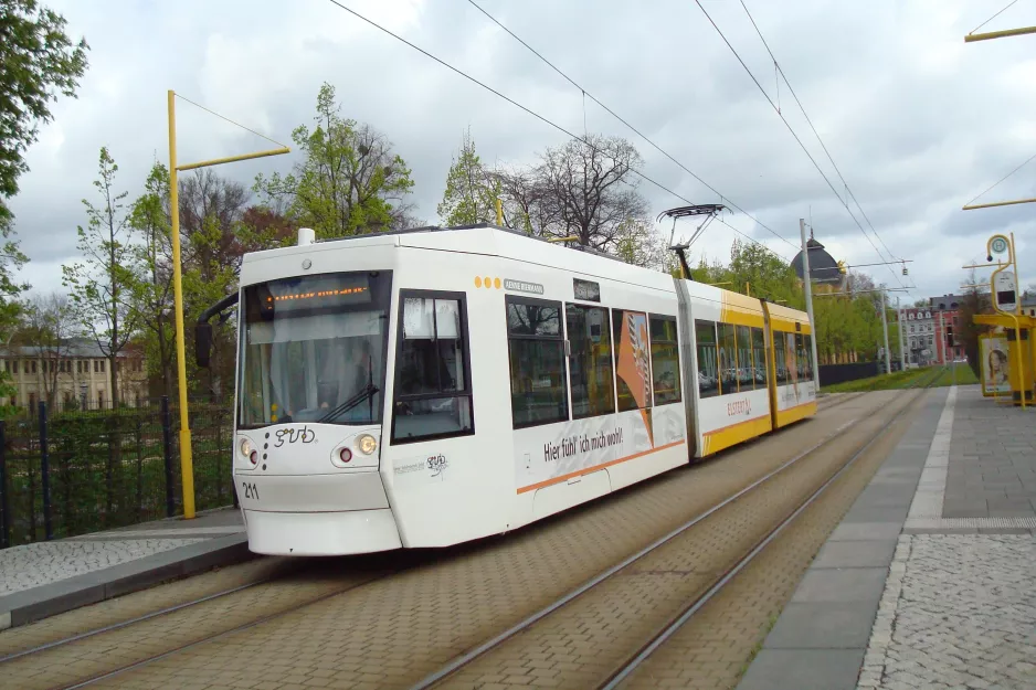 Gera Straßenbahnlinie 1 mit Niederflurgelenkwagen 211 "Aenne Biermann" am Otto Dix (2014)