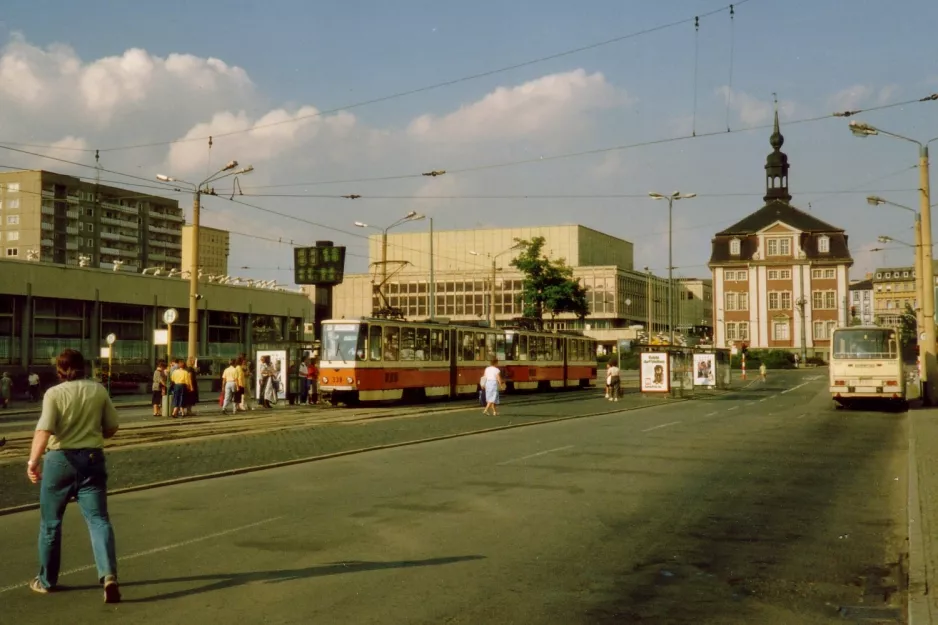 Gera Zusätzliche Linie 2 mit Gelenkwagen 338 am Heinrichstraße  (Straße der Republik) (1990)