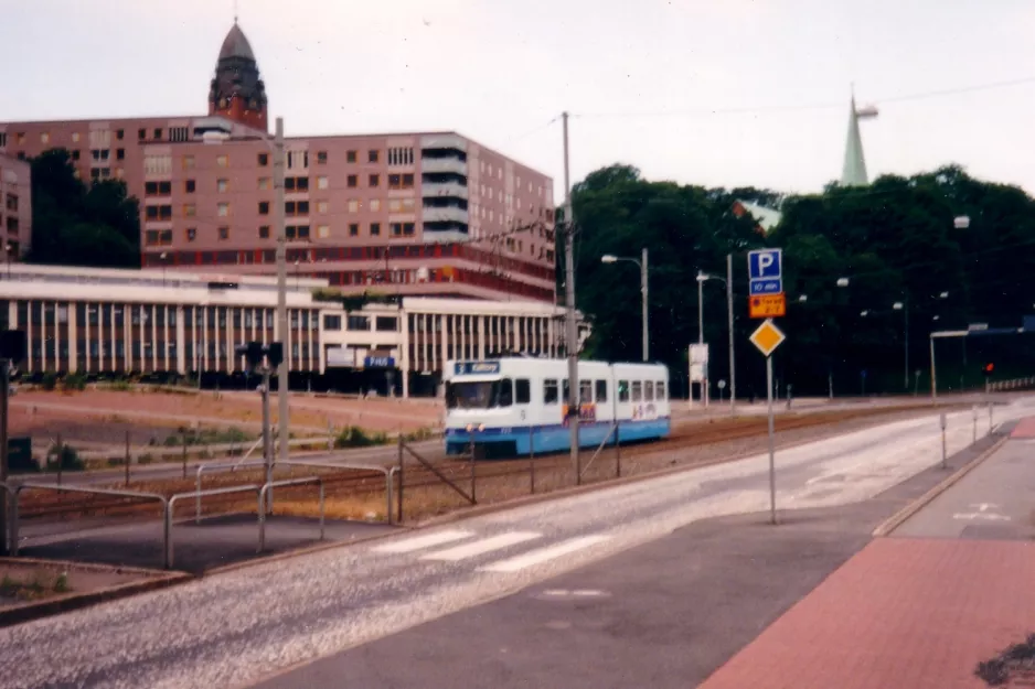 Göteborg Straßenbahnlinie 3 mit Gelenkwagen 225 "Farbror Becq" auf Första Långgatan (1995)