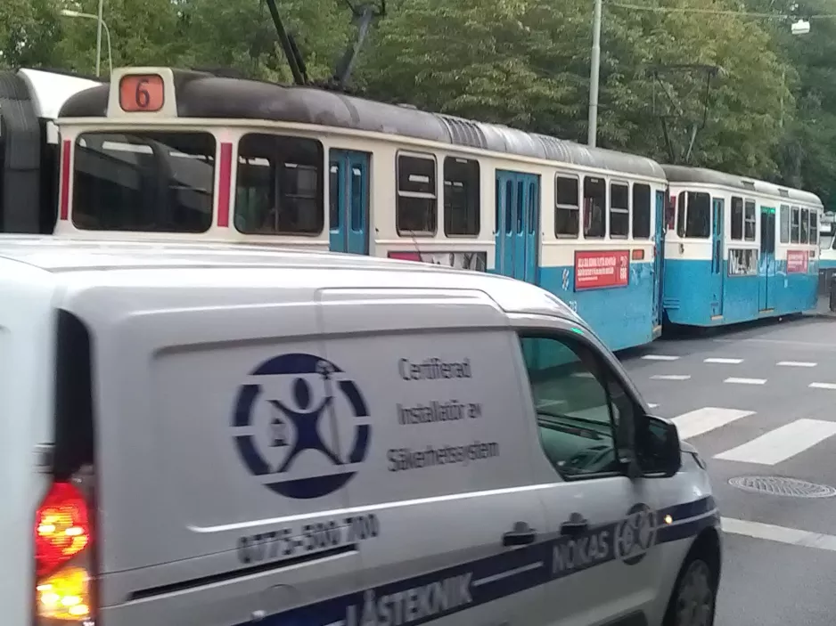 Göteborg Straßenbahnlinie 6 mit Triebwagen 713 "Kapten Bölja" auf Södra Allégatan (2018)