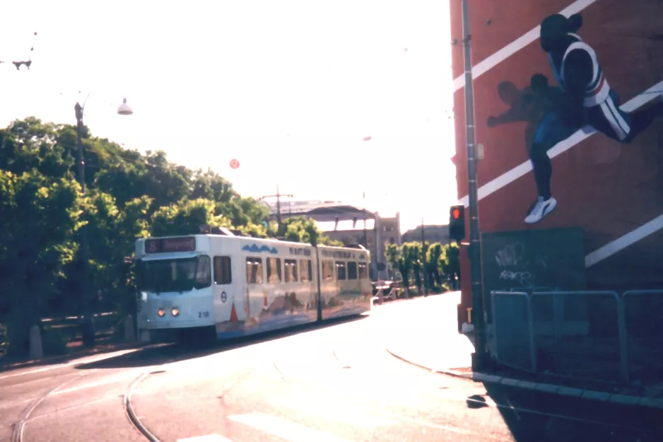 Göteborg Straßenbahnlinie 8 mit Gelenkwagen 218 auf Stampgatan (1995)