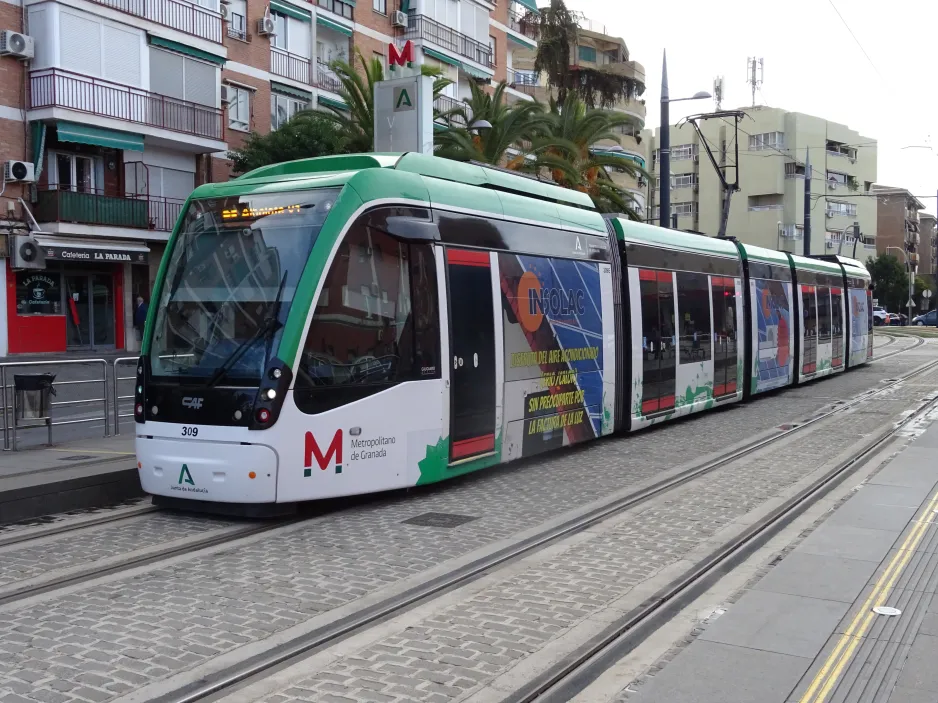 Granada Straßenbahnlinie M1 mit Niederflurgelenkwagen 309 am Villarejo (2024)