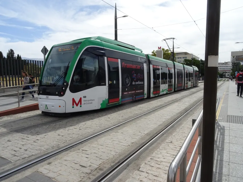 Granada Straßenbahnlinie M1 mit Niederflurgelenkwagen 312 am Estación Ferrocarril (2024)