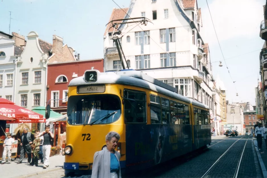 Grudziądz Straßenbahnlinie T2 mit Gelenkwagen 72 auf Rynek Główny (2004)